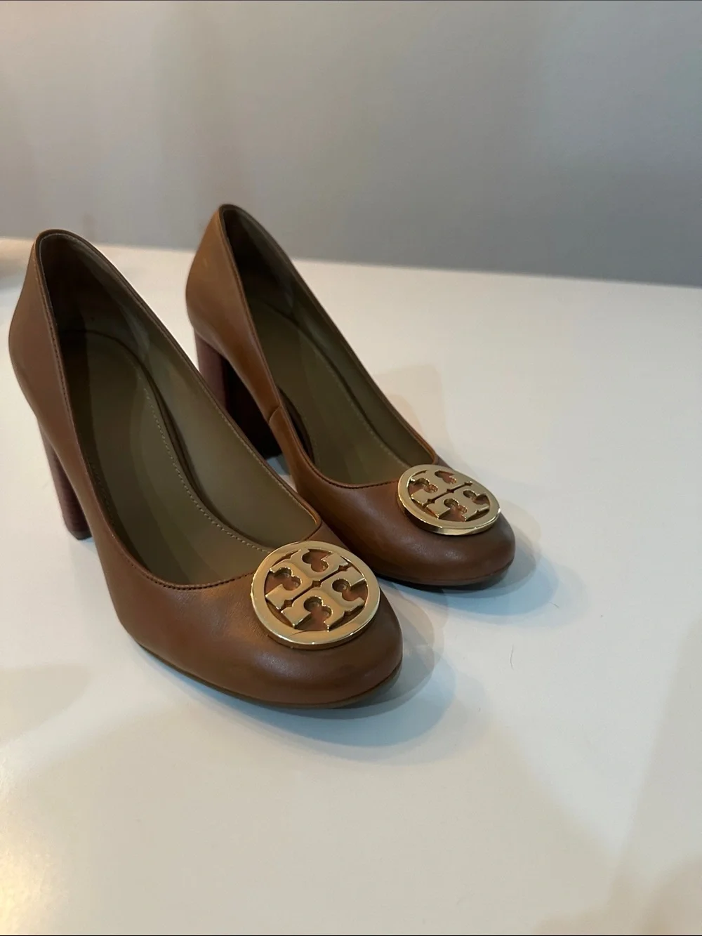 Tory Burch Chestnut Leather Block Heel Pumps with Gold Logo Medallion - Picture 2 of 5